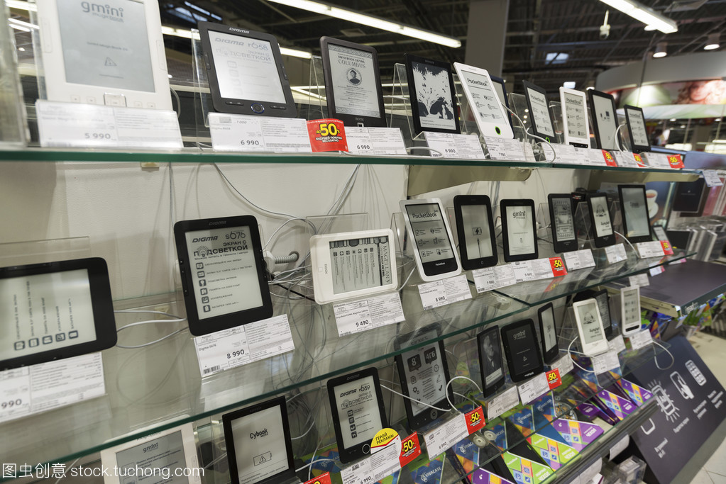 希姆基,俄罗斯-2015 年 12 月 22 日。Mvideo 大型连锁店卖电子产品和家用电器的电子书